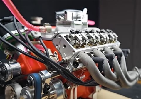 Bensiinimootori V8 mudelikomplekt