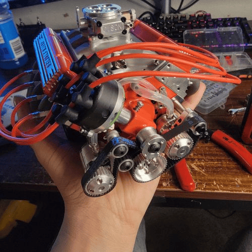 Bensiinimootori V8 mudelikomplekt