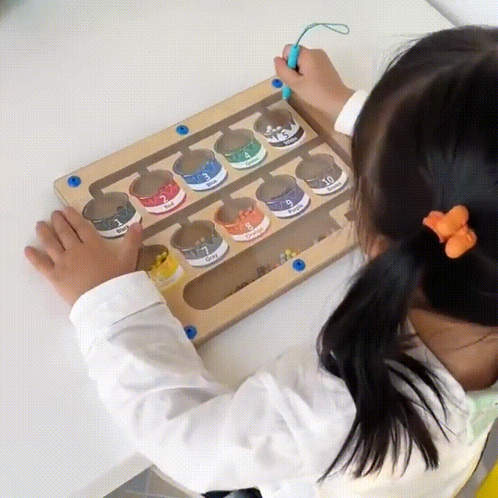 Värvi ja numbrite magnetiline labürint lastele